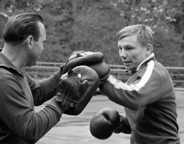 Спорт в СССР был массовым явлением. К спорту относились серьезно, это была почти религия и это ... - 8
