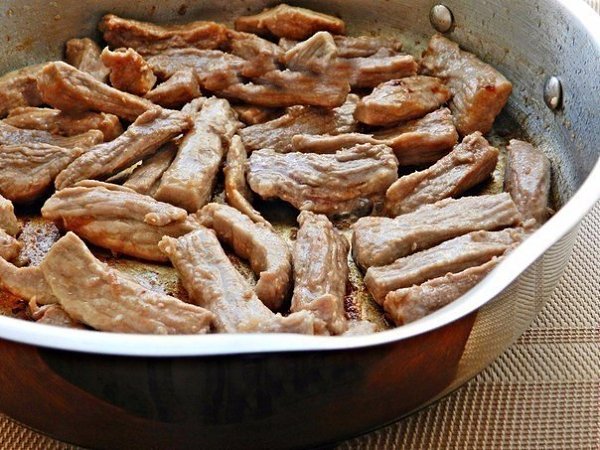 МЯСО ТУШЕНОЕ СО СМЕТАНКОЙ .ИНГРЕДИЕНТЫ: 500 г говядины (или свинины); 2 головки репчатого лука; 150 ... - 4