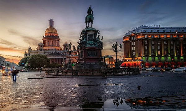 Исаакиевская площадь. В ночной тишине площадь преображается до неузнаваемости и становится идеальным ...