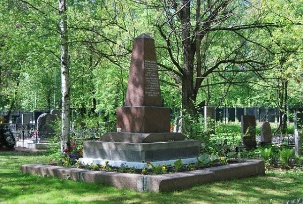 9 интересных мест рядом с метро «Международная». 1. Фриз-панно с Атлантом Выходя из метро, пассажиры ... - 7