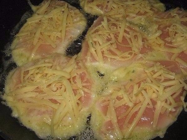 Куриные отбивные в кляре с сыром. Ингредиенты: 1 крупная куриная грудка 150 гр твердого сыра 2 яйца ... - 3
