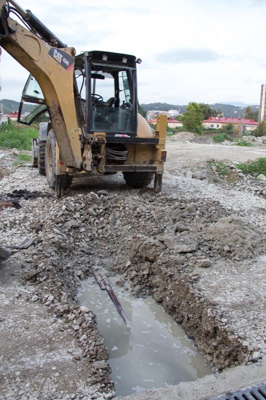 В доме 3 по Голещихинскому переулку пропала вода. Приехал экскаватор, выкопал во дворе яму ...