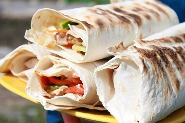 Шаурма по-домашнему.Ингредиенты: Куриное филе 400 гр Лаваш 1 шт. Огурец свежий 1 шт. Помидор свежий ...