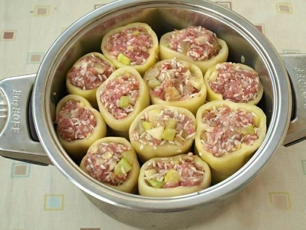 ФАРШИРОВАННЫЙ ПЕРЕЦ .ИНГРЕДИЕНТЫ: Мясной фарш — 500 г Рис — 1 стак. Кабачок небольшой — 1 шт Перец ... - 6
