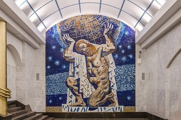9 интересных мест рядом с метро «Международная». 1. Фриз-панно с Атлантом Выходя из метро, пассажиры ... - 3