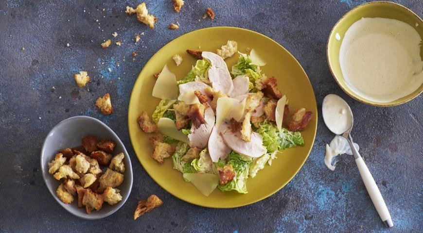 Классический Цезарь с курицей.Классический рецепт салата Цезарь известен практически всем, кто его ...