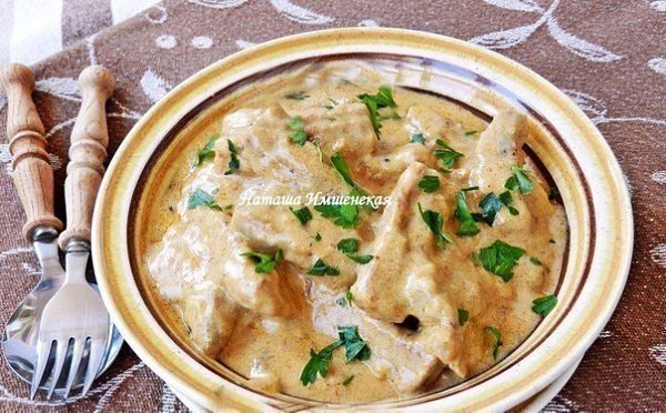 МЯСО ТУШЕНОЕ СО СМЕТАНКОЙ .ИНГРЕДИЕНТЫ: 500 г говядины (или свинины); 2 головки репчатого лука; 150 ...