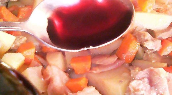 Домашнее жаркое из свинины.Ингредиенты:Мясо (свинина) — 700 гКартофель — 1 кгМорковь — 2 шт.Лук ... - 8