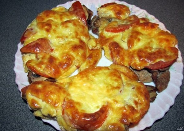 Мясо пофранцузски с картофелем, помидорами и сыром.Ингредиенты:Картофель 5 штукСвинина 300 гЛук 1 ... - 2