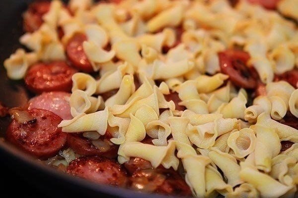 Паста с пряными колбасками.Нация, которая ест макароны с хлебом – непобедима! А как насчет ... - 4