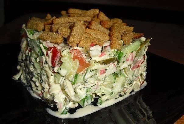 Салат с сухариками