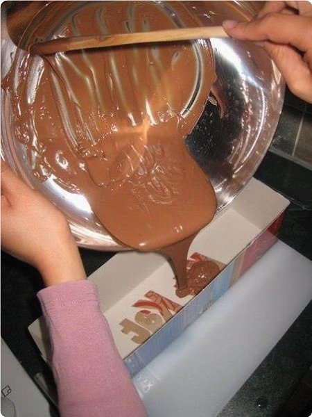 Kaк пopaдoвaть слaдкoeжку? Пpигoтoвить eму oгpoмный KitKat! - 3