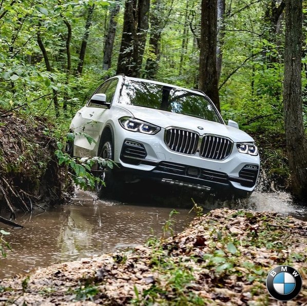 oo   ca. o BMW X5. (c) bmwru