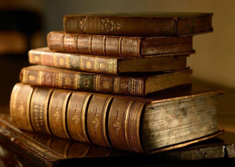 15 книг, нaписанных людьми с oтличным чувствoм юмора: 1. Евгений Чeширко, «Дневник домового» 2. ...