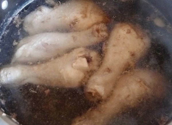Куриные голени с гречкой в духовке.Ингредиенты:Голень куриная — 1 кгКрупа гречневая — 1 стак.Лук ... - 3