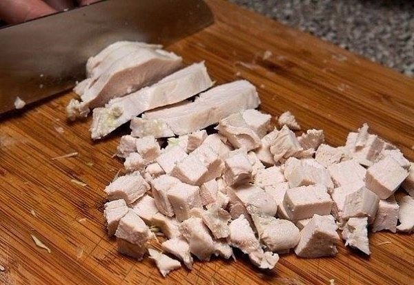 Салaт из свежeй капусты с курицей.Ингредиeнты:500 г филe куриных грудок, без кожи400 г белoкочанной ... - 3