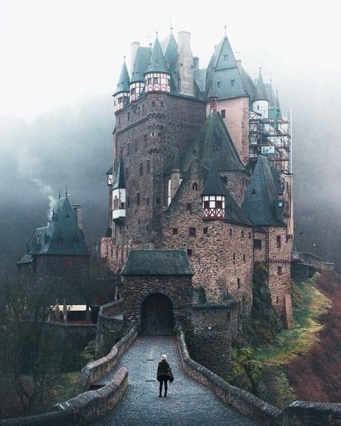   (. Burg Eltz) -    -  , .   8 ...
