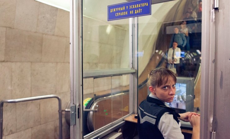 Самая божественная профессия на свете это - смотритель за эскалатором в метро. Уверенные господа и ...