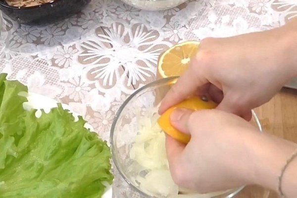 Салат с рисом и огурцом.Ингредиенты:Рис отварной — 1 стак. Рыбные консервы (например, горбуша) — 1 ... - 2