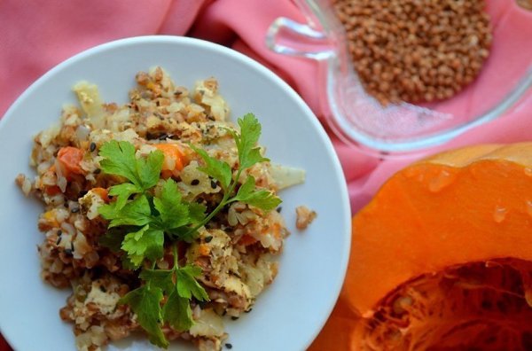 Запеченная гречневая каша с курицей и тыквой.Ингредиенты:Крупа гречневая — 150 гТыква — 150 гФиле ...