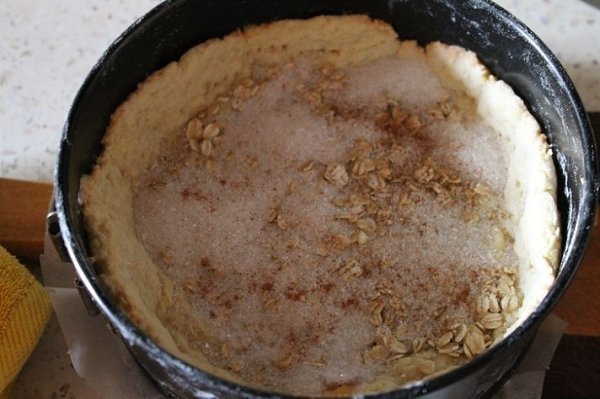 Сливовый пирог с безе. Пирог получился невероятно вкусный и такой сочный. У меня были твердые сливы, ... - 4