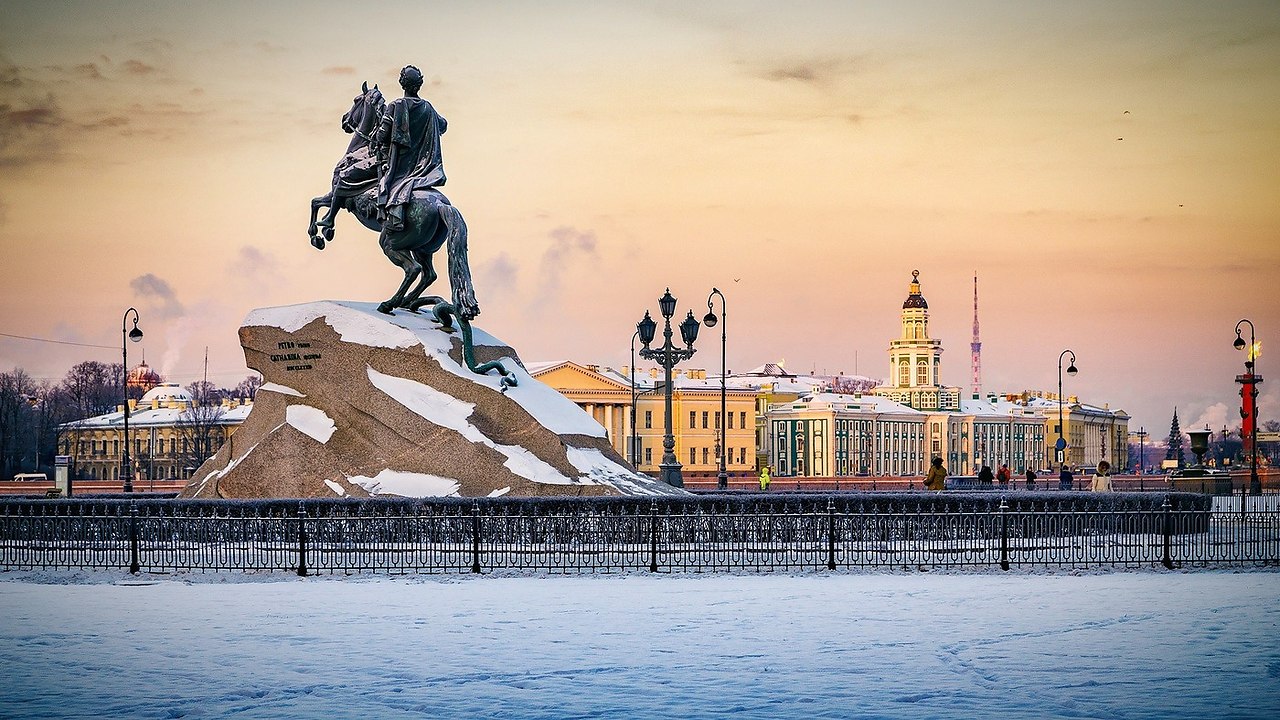 Peter the great saint petersburg. Медный всадник, Санкт-Петербург, Сенатская площадь. Сенатская лпощадьмедный всадник. Набережная Невы у Сенатской площади. Площадь Декабристов в Санкт-Петербурге.