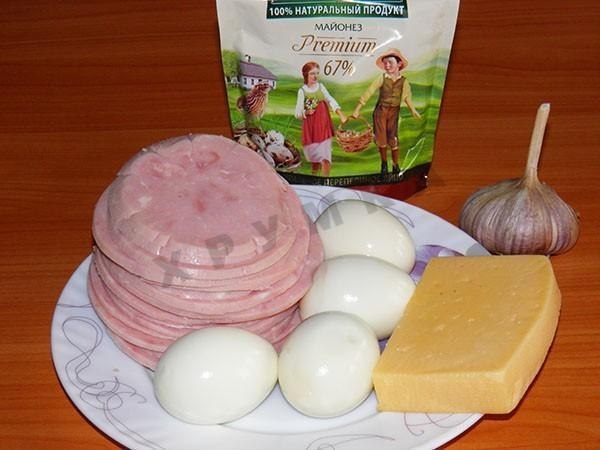 Ветчинные рулетики с сыром.Состав рецепта (на 10 порц.):Ветчина - 500 грТвёрдый сыр - 150 грКуриные ... - 2