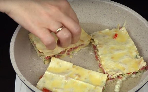 Вкусная закуска из лаваша.Сохрани рецепт этой божественной вкуснятины!Ингредиенты:Тонкий лаваш — 1 ... - 9