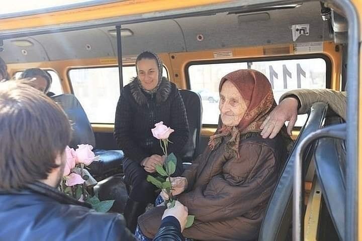 Автобус шёл своим маршрутом, Крутил баранку паренек. Сидела бабушка-старушка, В руках завязанный ...