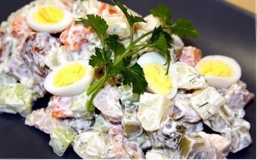 Салат «Чудо» с копченой курицей.Ингредиенты:2 копченых куриных окорочка,2 яйца, 200 г моркови ...