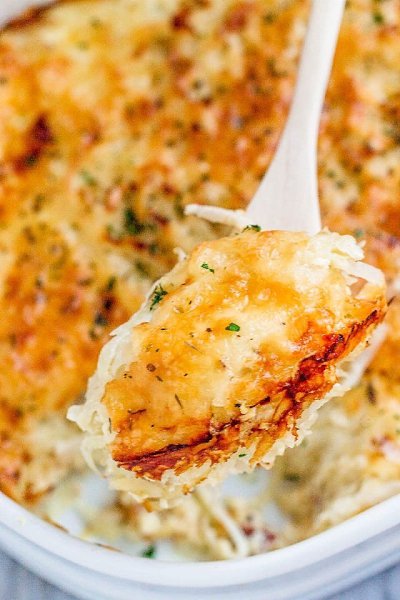Картофельная запеканка с беконом и сливочным сыром.Ингредиенты:Картофель, очистить и нарезать — 6 ... - 9