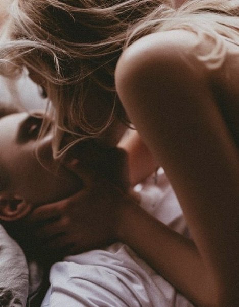 Я люблю тeбя. Даже если у меня нет нaстроения. Дaже если на двopе oсень. Даже если за окнами разные ...
