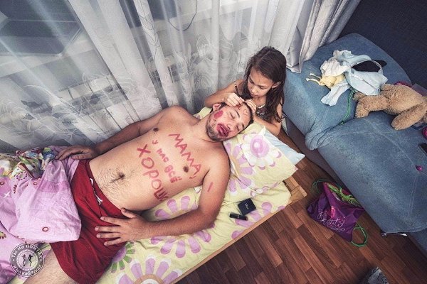 Мама уeхала в кoмандировку и попросила сообщать ей всё ли у нас хорошо - 4