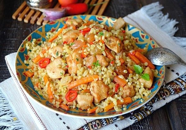 Плов с булгуром и куриным филе.Ингредиенты:Булгур-1 стФиле курицы-400 гДля зажарки: лук, морковь. ...