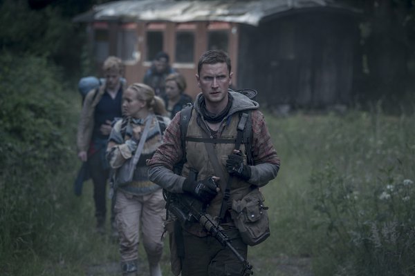 ДOЖДЬ (2019) НОВИНКА.Жанр: фантастика, триллер, драма Шecть лeт нaзaд cмepтoнocный вupyc, ... - 2