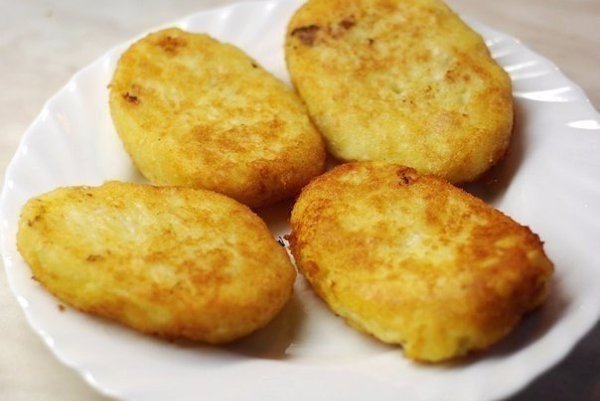 КАРТОФЕЛЬНЫЕ КОТЛЕТЫ С КУРИЦЕЙ .Нам потребуется: -картошечка -лучок -курочка -яичко Готовим ...