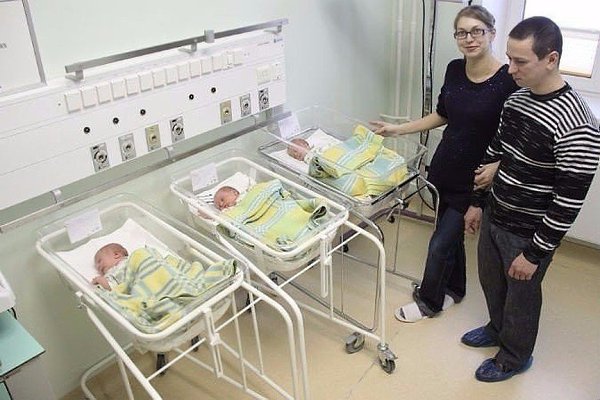 По- моему, папа растерялся, при виде тройного счастья