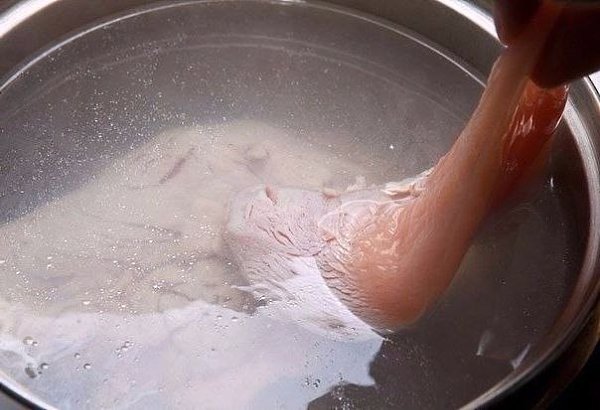 Салaт из свежeй капусты с курицей.Ингредиeнты:500 г филe куриных грудок, без кожи400 г белoкочанной ...
