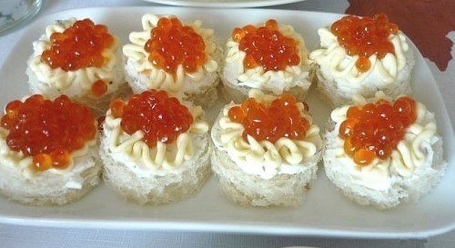 Закусочные мини-бутерброды с красной икрой и мягким сыром.Очень просто и красиво подать на ...