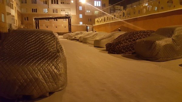 Во всех дворах нашего города.Дано: Якутск, -35-45 на улице, автомобиль.Не дано: нормальный теплый ...