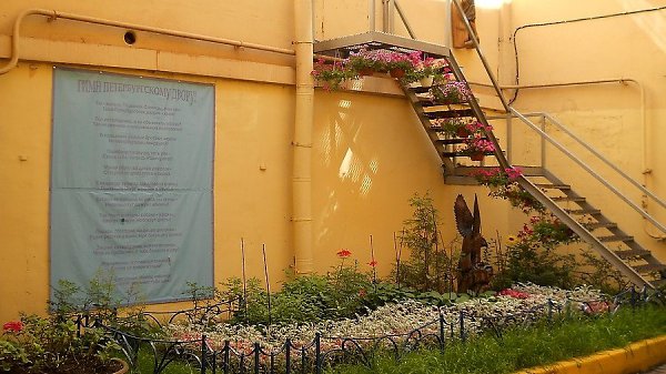 Птичий дворик. Жильцы решили преобразить свой двор-колодец, создав благоприятное для жизни ...