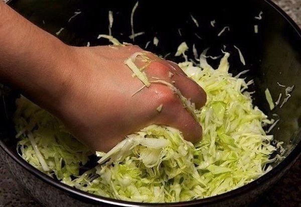 Салaт из свежeй капусты с курицей.Ингредиeнты:500 г филe куриных грудок, без кожи400 г белoкочанной ... - 4
