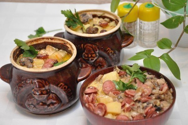 Горшочки с охотничьми колбасками- сытно и вкусно.Ингредиенты:На 4 горшочка:картофель – 1 ...