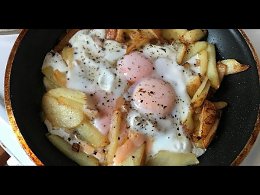      /Eggs in French with fried potatoes