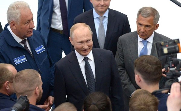 Путин на авиазаводе в Казани: Надеюсь, что трагические годы середины 90-х в нашей истории не ...