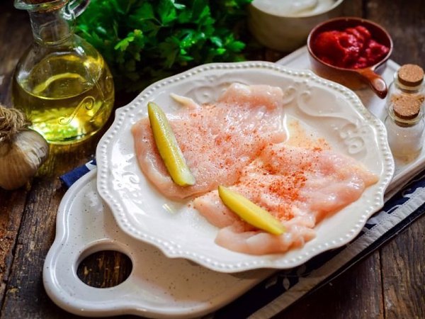 Крученики из куриного филе.Ингредиенты:Куриное филе — 250 гСоленые огурцы — 50 гТоматная паста — 30 ... - 3