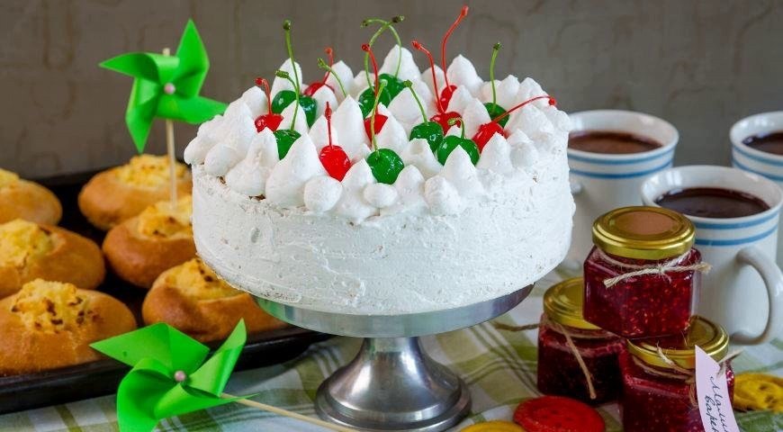 Торт со взбитыми сливками. Ингредиенты 100 г муки 100 г шоколада 5 яиц 100 г сахара 100 г сливочного ...