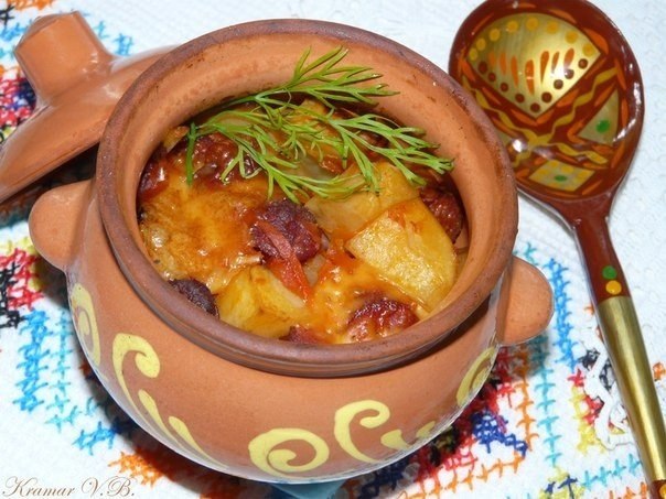 Картошечка с охотничьими колбасками.На 4 горшочка нам потребуется:картофель 10-12 штохотничьи ...