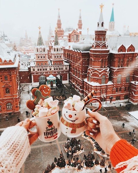 Семья и близкие друзья - самый важный источник счастливого детства.