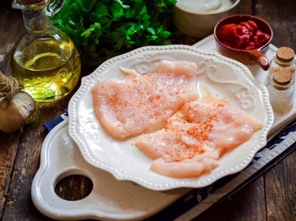Крученики из куриного филе.Ингредиенты:Куриное филе — 250 гСоленые огурцы — 50 гТоматная паста — 30 ... - 2